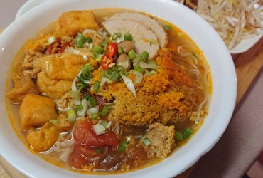 bun-rieu-voi-rieu-lam-tu-cua-va-ghe-song