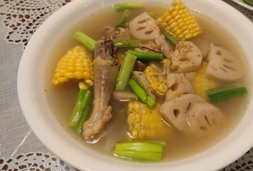 Canh củ sen và bắp