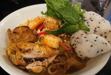 Mì Quảng gà sườn heo